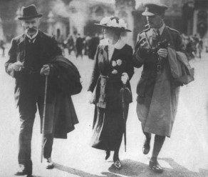 Major Atholl Murray-MacGregor with his wife and father