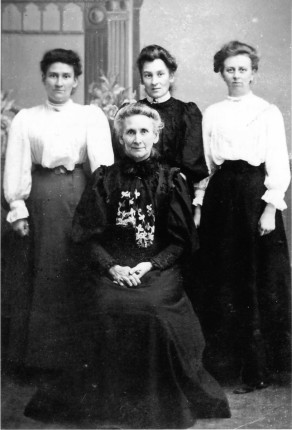 Elizabeth Parrott, formerly Weatherill, née Hartas and her daughters