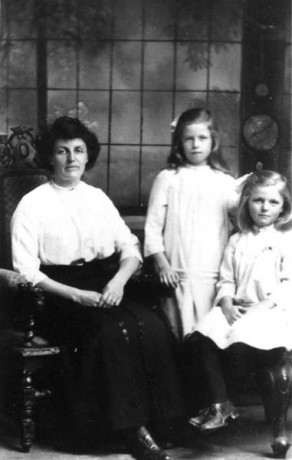 Ellen, the wife of Kayley Earnshaw with their daughters