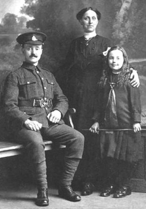 Private Robert Henry Heys with his wife Elizabeth Annie and daughter Elsie