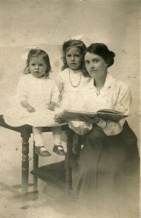 The wife and daughters of L/Sergeant Harold Davies