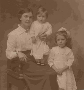 The wife and daughters of L/Sergeant Harold Davies: