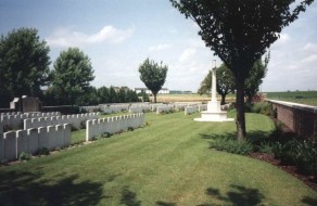 CWGC Cemetery Photo: DOINGT COMMUNAL CEMETERY EXTENSION