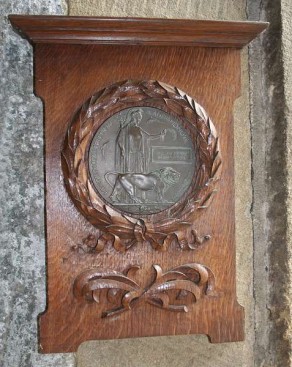 (1c) St Alkelda's Church: carved oak plaque with next of kin memorial plaque (William Henry Brassington)