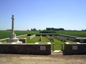 CWGC Cemetery Photo: LE VERTANNOY BRITISH CEMETERY, HINGES
