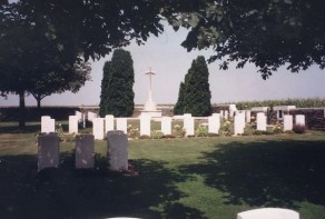 CWGC Cemetery Photo: MESNIL RIDGE CEMETERY, MESNIL-MARTINSART