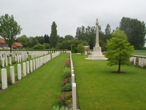 CWGC Cemetery Photo: PONT-DU-HEM MILITARY CEMETERY, LA GORGUE
