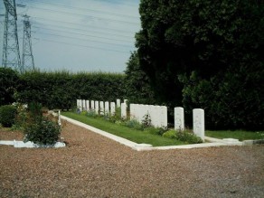 CWGC Cemetery Photo: VILLERS-EN-CAUCHIES COMMUNAL CEMETERY