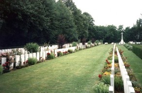 CWGC Cemetery Photo: VILLERS-FAUCON COMMUNAL CEMETERY